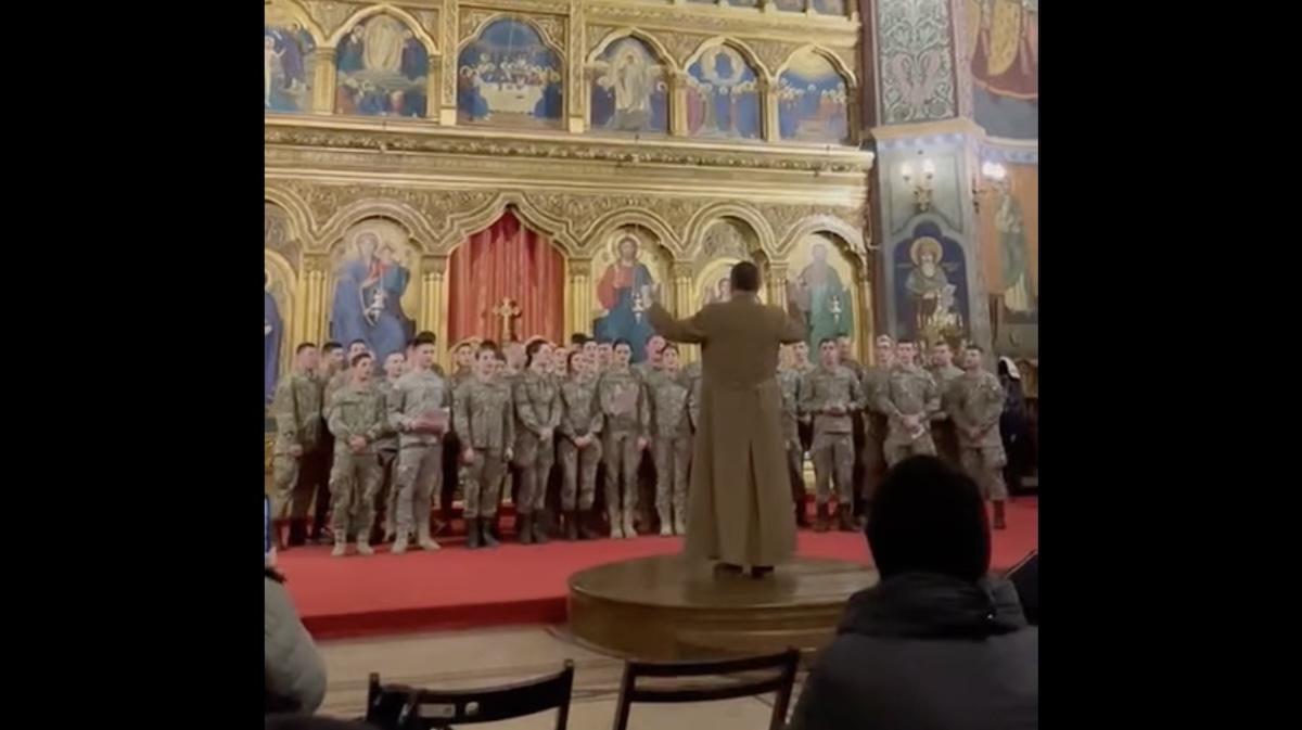 VIDEO Militarii NATO din Sibiu, colind în catedrală: ”Tot în frig şi-n foame, tot cu mâini întinse, pe la porţi străine ce ne stau închise...” Răspunsul oficial