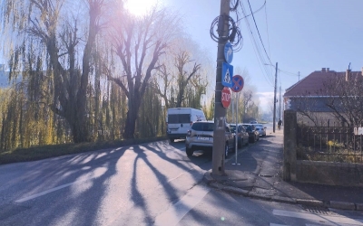 Au fost montate indicatoare de „Oprire interzisă” pe strada Râului. Locuitor nemulțumit: „Cum oprim să deschidem porțile pentru a intra cu mașina în curte?”