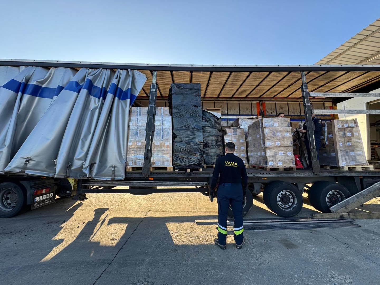 1,2 milioane de țigarete de contrabandă, descoperite într-un TIR pe DN 7, la Boița. Vama: Șoferul le transporta din Grecia în Ucraina, România fiind țară de tranzit