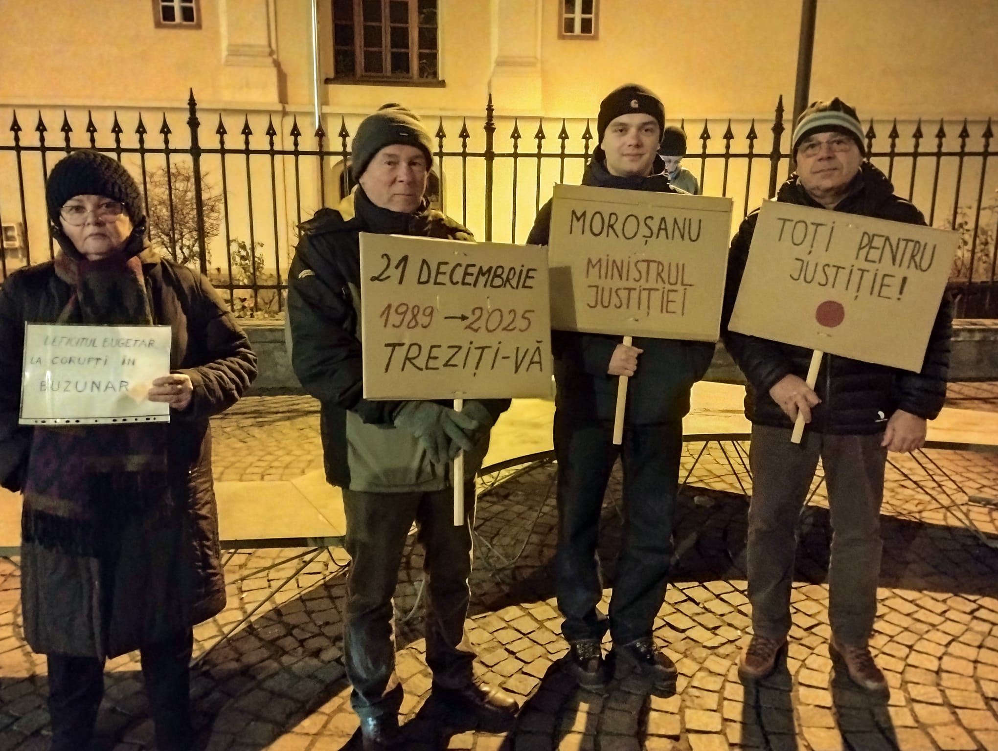 S-a încheiat și a treia seară de proteste la Sibiu. Radu Vancu: În comunitatea „Vă Vedem” n-am planificat alte acțiuni. Vom urmări emoția publică