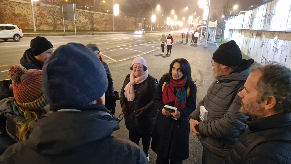 Lansare inedită de carte, pe marginea drumului, printre sirene și motoare turate. Dan Perjovschi: Țara asta e într-o depresie permanentă și tot timpul pe buza prăpastiei