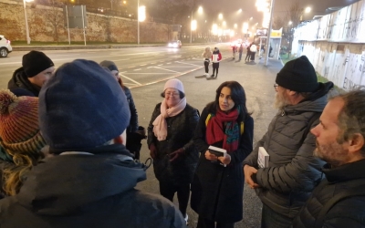 Lansare inedită de carte, pe marginea drumului, printre sirene și motoare turate. Dan Perjovschi: Țara asta e într-o depresie permanentă și tot timpul pe buza prăpastiei