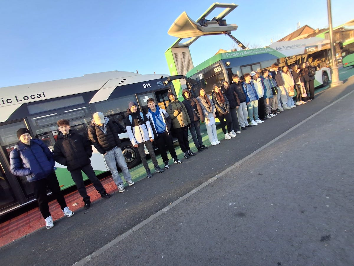 Elevii Colegiului Economic au vizitat Târgul de Crăciun din Craiova, în cadrul „Școala altfel”. „O manifestare care îmbină dimensiunea comercială cu tradiția”