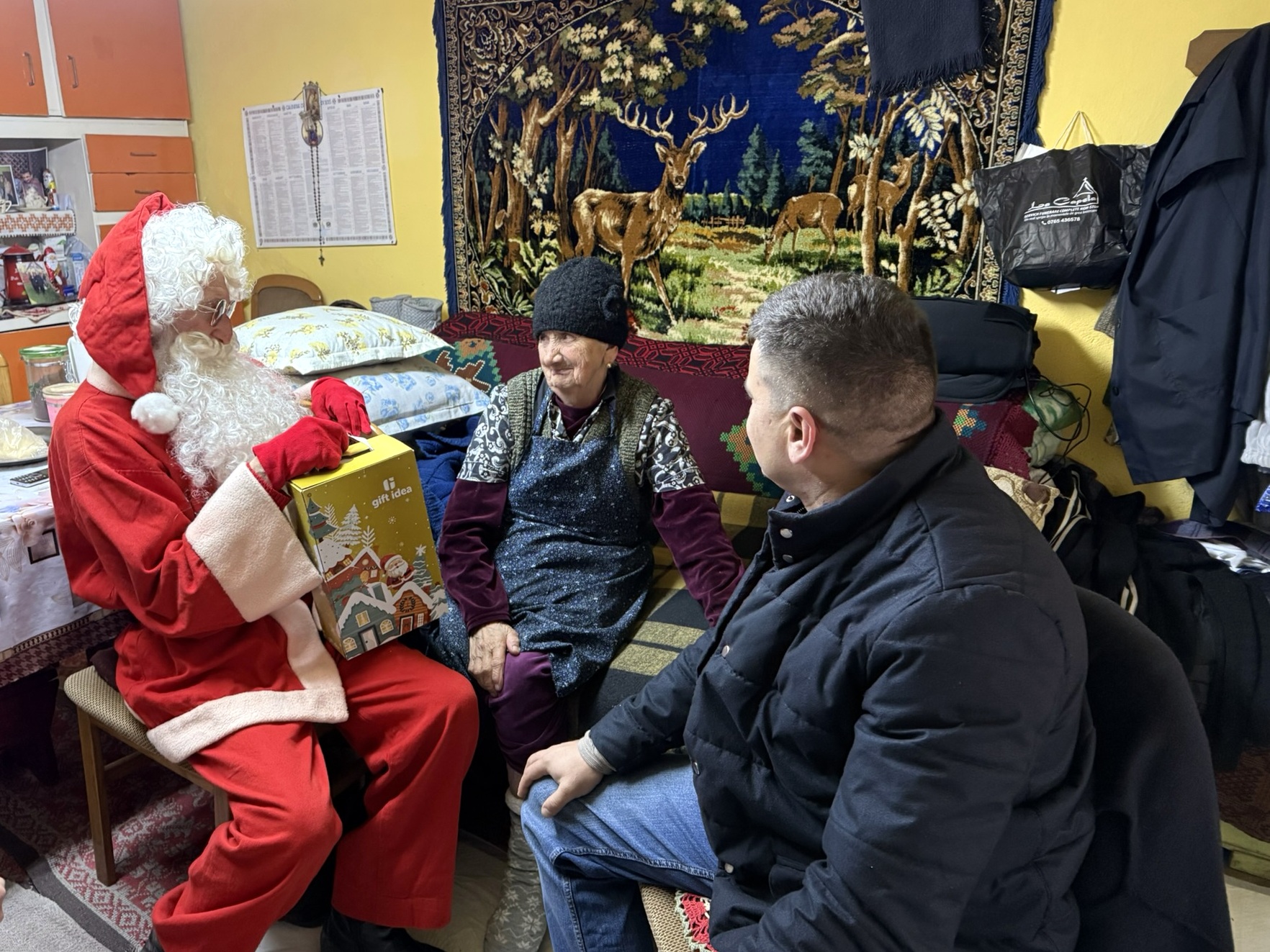 Crăciunul Bunicilor, la Copşa Mică. Aproape 70 de bunici și bunicuțe au primit daruri de la Moș Crăciun