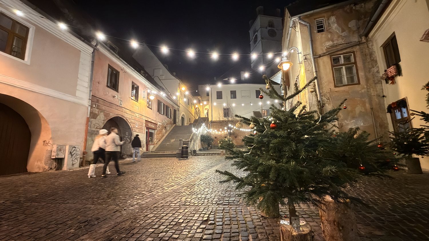 Știrile zilei: Tavan prăbușit la Hilton,  mall în Turnișor și presiuni și bani pentru „dezlegarea farmecelor”