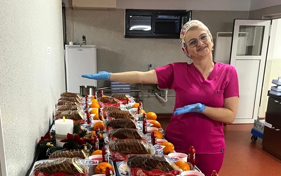 Ce mănâncă de Crăciun pacienții internați la Spitalul TBC din Sibiu. Sarmalele, cozonacul, portocalele și figurinele din ciocolată n-au lipsit din meniu