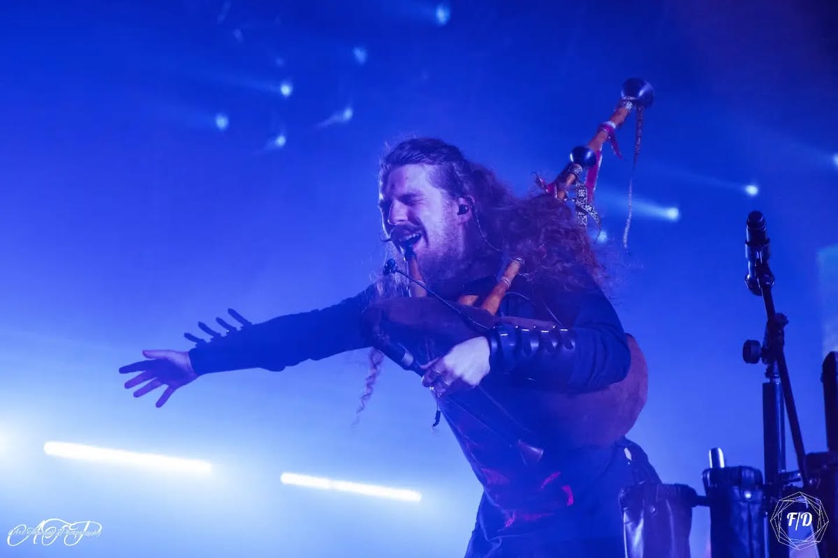 Asociația Animal Life a primit peste 11.000 de lei după ce Andrei Oltean, solistul trupei E-an-na, și-a scos la licitație cimpoiul. „Mă bucur că am putut face împreună un bine pentru animale de pe stradă”