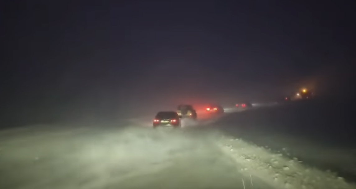 4 persoane sunt blocate în Refugiul Călțun. Circulație închisă pe Transalpina, între Novaci și Rânca, din cauza condițiilor meteo extreme
