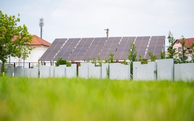 10 clădiri publice din Sibiu vor fi alimentate cu energie verde, produsă de panouri fotovoltaice. Primarul Sibiului, Astrid Fodor: Le facem mai independente energetic și scădem costurile facturilor de electricitate