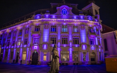 Sediul Primăriei, iluminat în mov, pentru a marca Ziua internațională a persoanelor cu dizabilități. În Sibiu, peste 3.000 de persoane cu dizabilități au un handicat accentuat