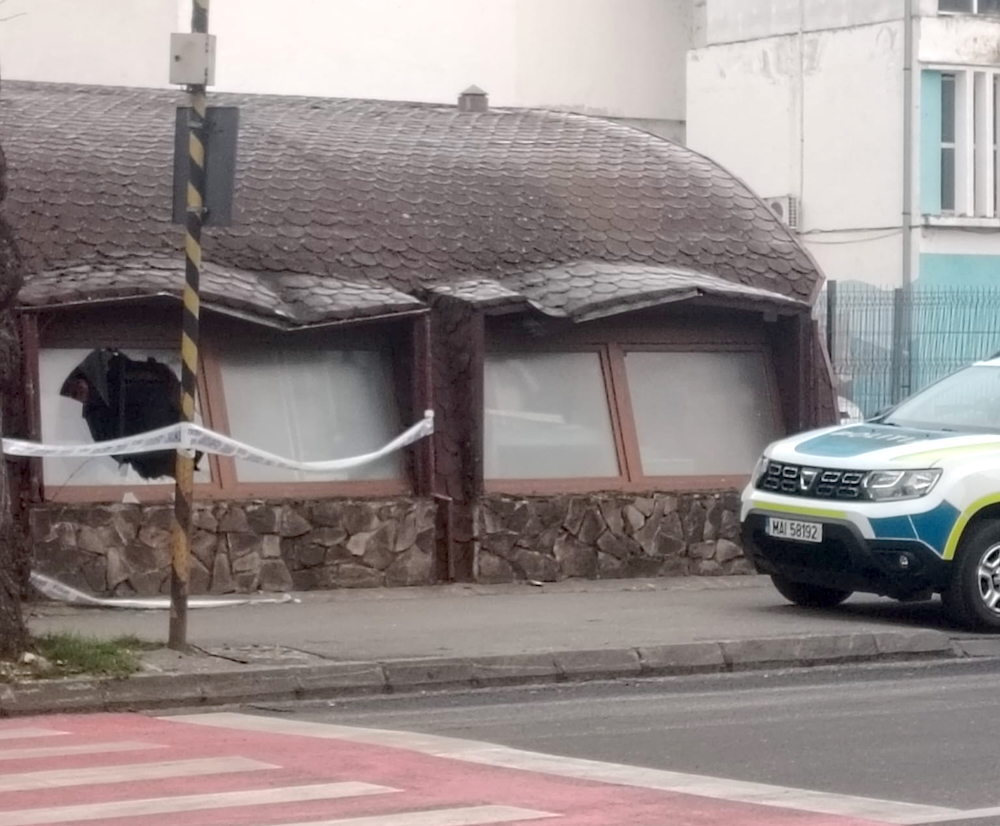 Val de spargeri pe strada Victoriei din Sibiu. Suspectul a luat toate afacerile la rând