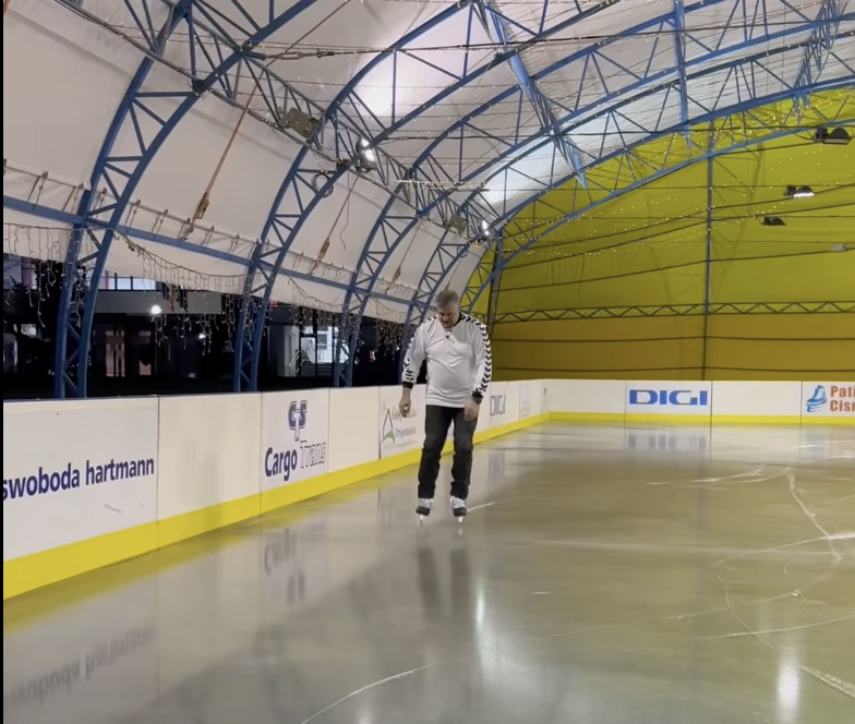 Patinoarul din Cisnădie se deschide vineri. Primarul Mircea Orlățan a testat gheața: Am menținut prețurile de anul trecut