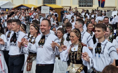 Tinerii școliți în Germania trebuie să vină cu traduceri legalizate în România, pe când cei din Franța, Italia sau Spania, nu. Gramatica e prea grea și s-ar putea supăra ungurii, explică funcționarii