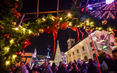 Ce facem în weekend? Tăierea porcului în Muzeul Astra, concert Bosquito, târg de Crăciun al producătorilor locali la Cisnădioara, petreceri în centrul Sibiului