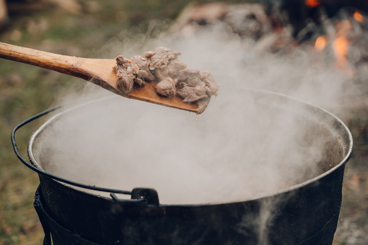 Muzeul Astra invită sibienii la tăiatul porcului și prepararea cârnaților, în acest weekend