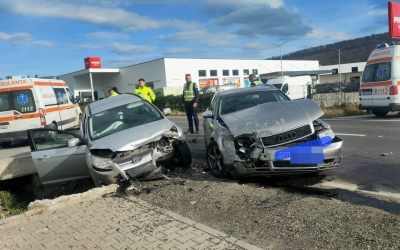 Accident în Tălmaciu. Un șofer nu s-a asigurat, patru persoane rănite