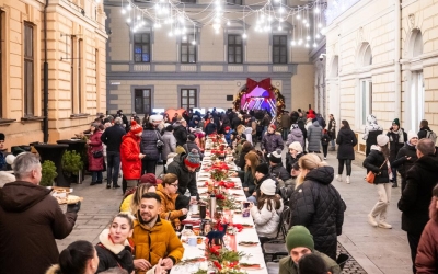 Sibiul se strânge din nou în jurul mesei. Masa comunității la „Christmas at the Palace”: întărește legăturile dintre oameni și creează sentimentul de apartenență