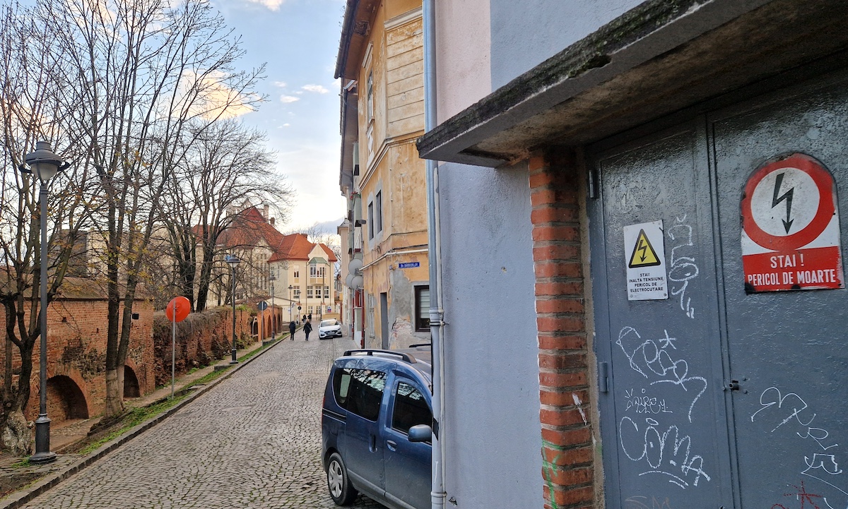 „Era ca la Revelion”. Întreruperi repetate și de scurtă durată a curentului electric în centrul Sibiului. Cauza: lucrări la rețeaua de apă, fără aviz de la Electrica.