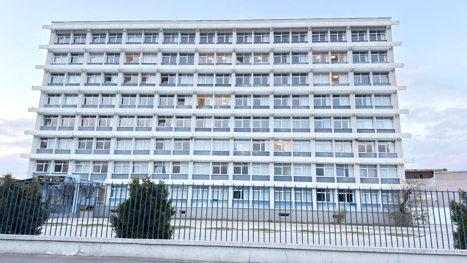 Tânărul acuzat de infracțiuni informatice a fost plasat sub control judiciar. A luat credit în numele unui bărbat de 61 de ani din Sibiu