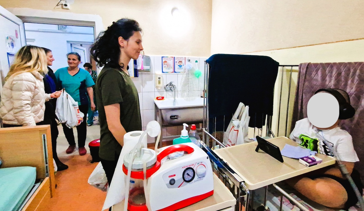 De trei ani, două sibience sunt „moș Nicolae” pentru copiii internați la Recuperare Neuropsihomotorie. „Niciun copil să nu fie bolnav”