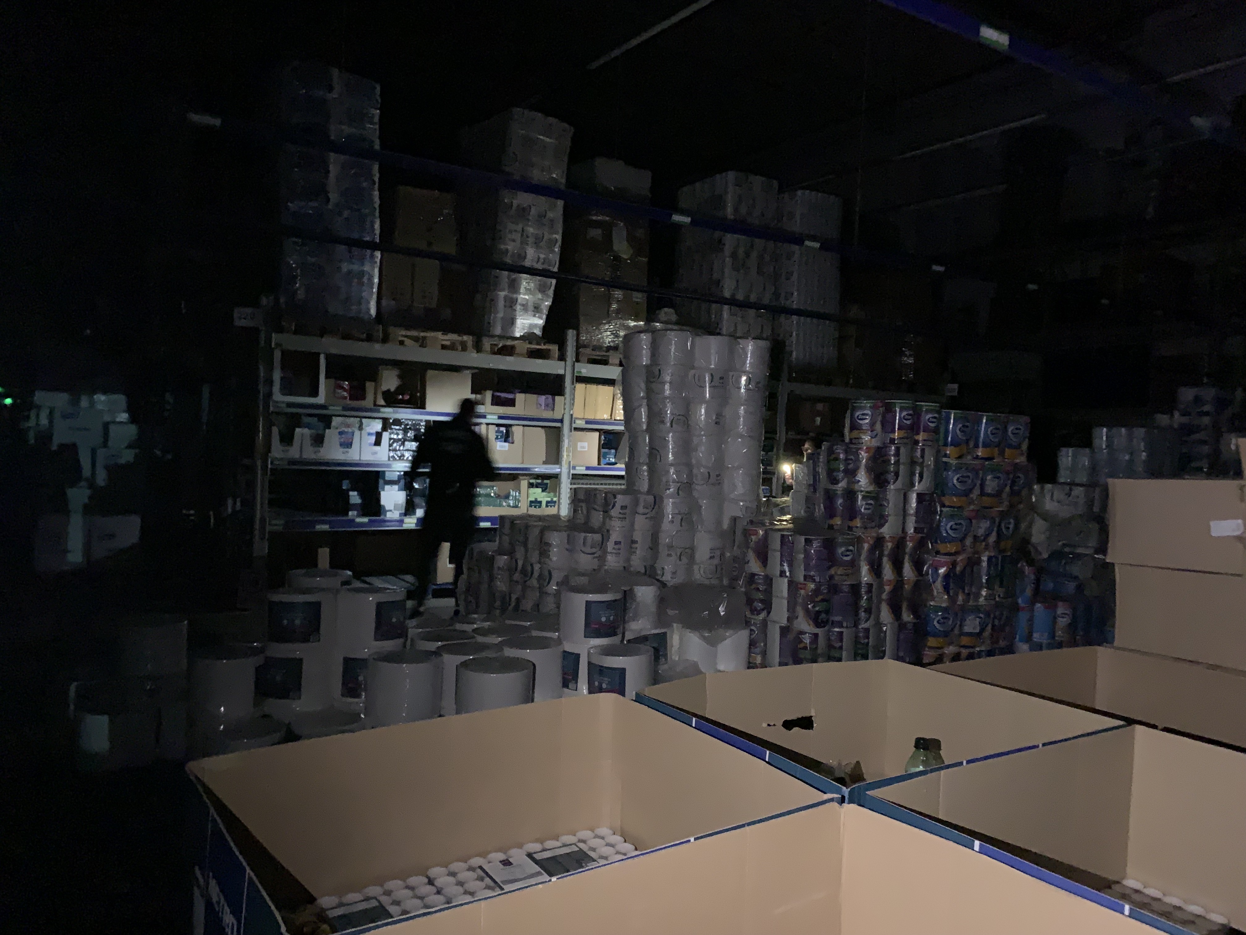 15 minute de beznă la Metro, în Sibiu. „Ne-am continuat cumpărăturile folosind lumina lanternelor de la telefoane”