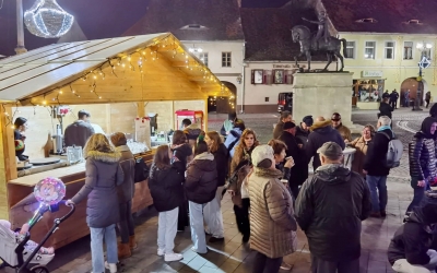 Spargere la Târgul de Crăciun din Cisnădie: O căsuță a fost vandalizată peste noapte. Păgubiți: Este dureros să vedem cum munca, timpul și investiția noastră sunt distruse