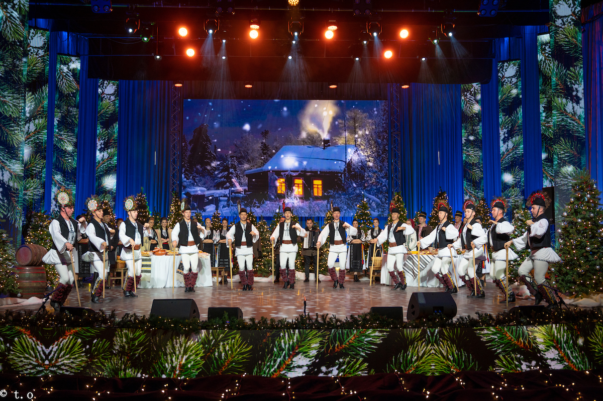 Junii Sibiului duc spectacolul tradițiilor la Târgul de Crăciun București