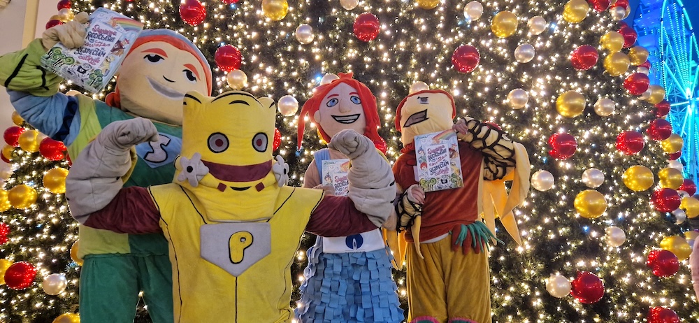 Spiriduși inediți la Târgul de Crăciun din Sibiu: Super-eroii colectării separate s-au întâlnit cu sute de copii în Piața Mare