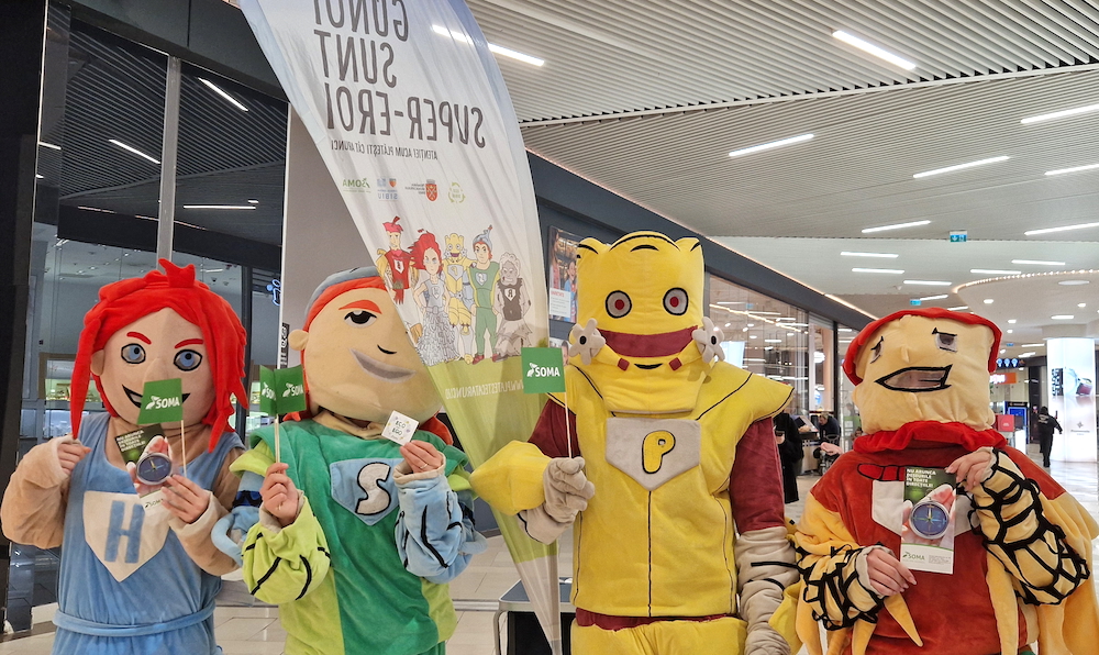 Super-eroii colectării separate s-au întâlnit cu sute de copii, în cele mai aglomerate locuri din oraș