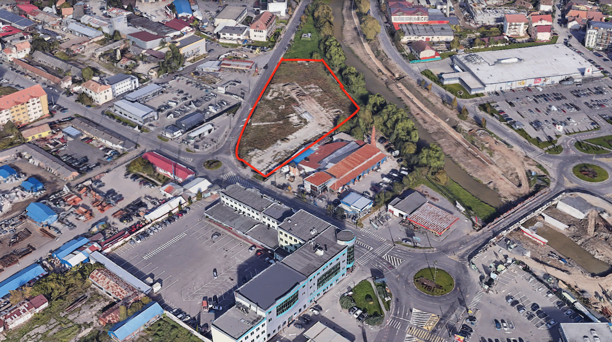 Investiție privată pe malul Cibinului, care nu înseamnă blocuri: terenuri de tenis și padel. O platformă betonată va fi transformată în zonă de sport și agrement