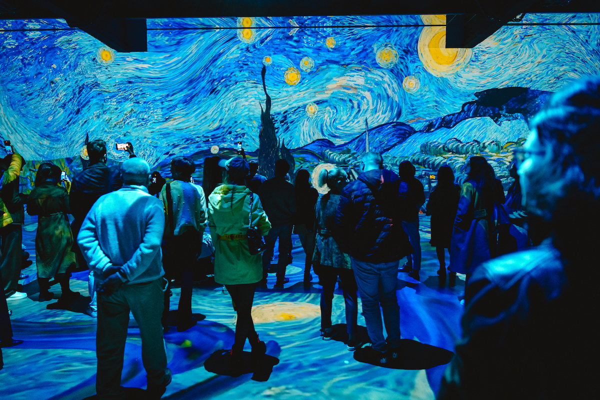 Spectacolele Muzeului Imersiv MINA pot fi descoperite de sibieni în Piața Mică, până în 1 februarie. „Oamenii intră la MINA Pop-up cu o curiozitate molipsitoare și ies cu zâmbetul pe buze”