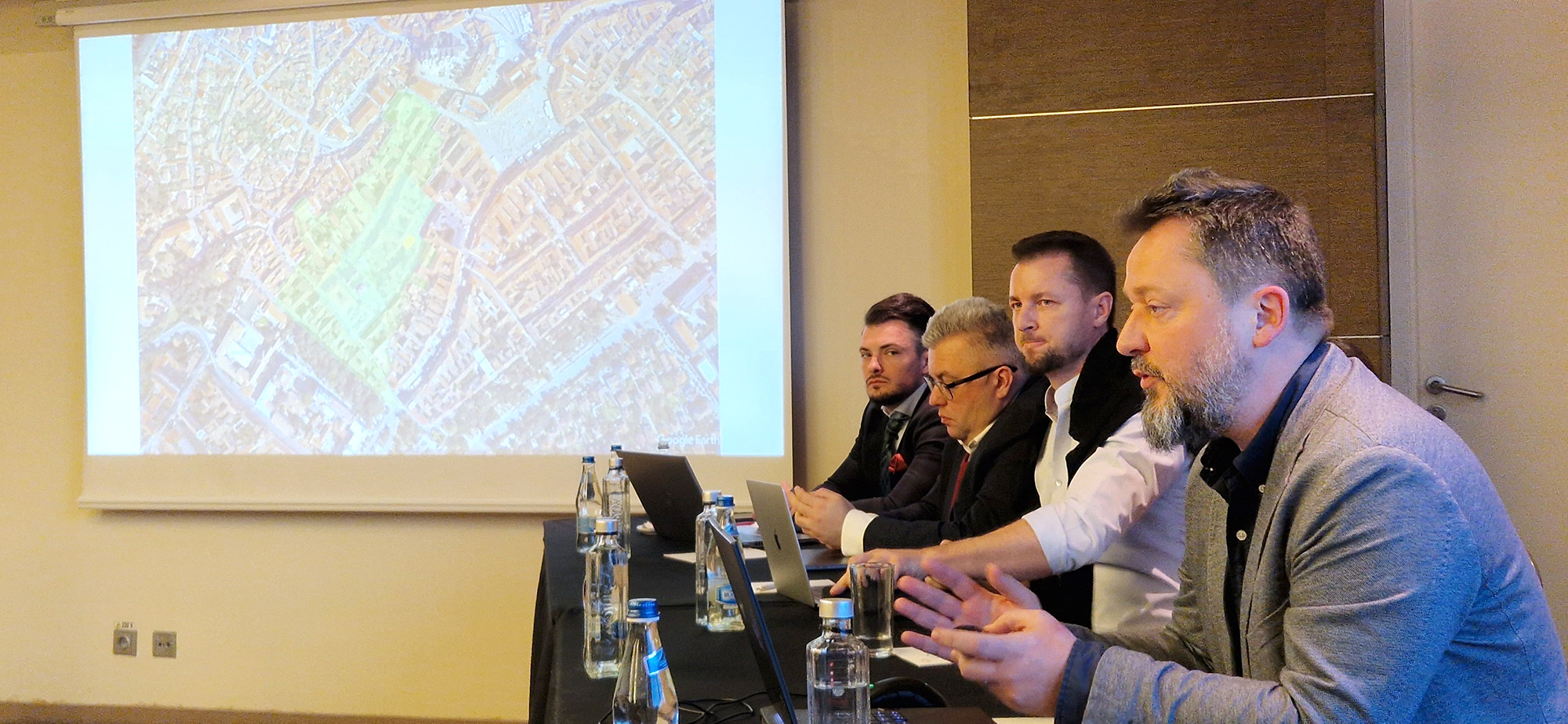 Dezbatere de la care un ales local a părăsit rapid sala: se mai poate construi în centrul istoric al Sibiului?  Contra: parcările și cupola Catedralei. Pro: orașul este viu și legea, respectată