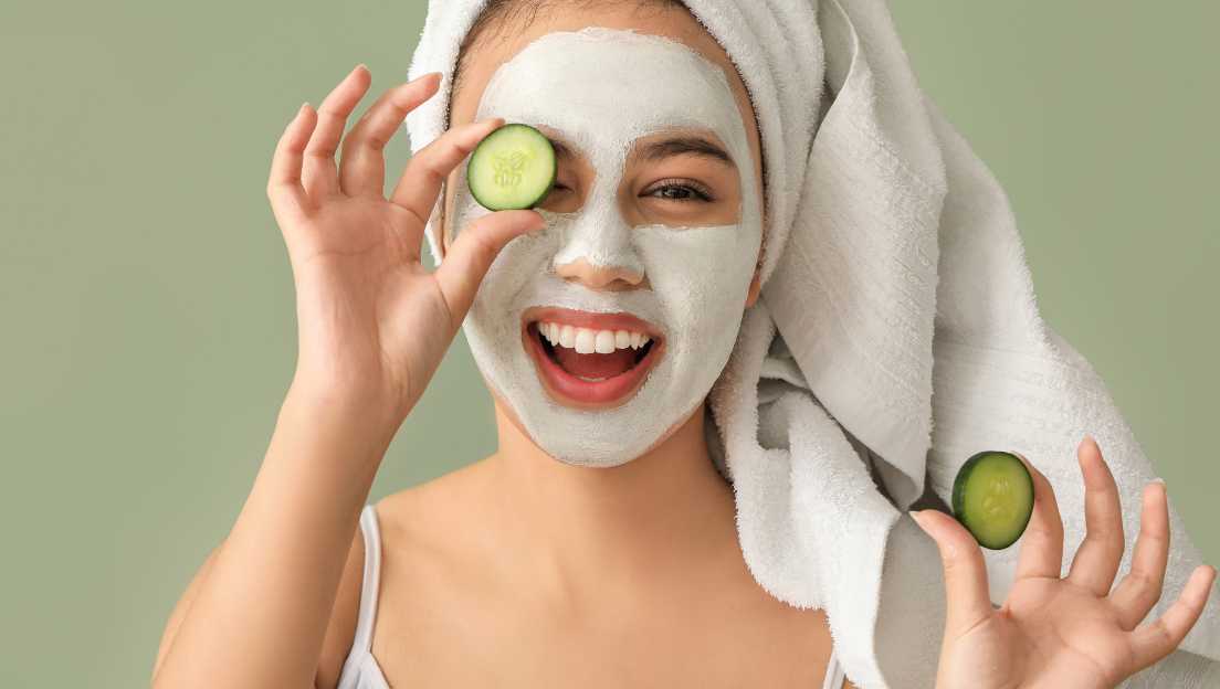 Măști de față vs. seruri: Cum să le combini pentru rezultate spectaculoase