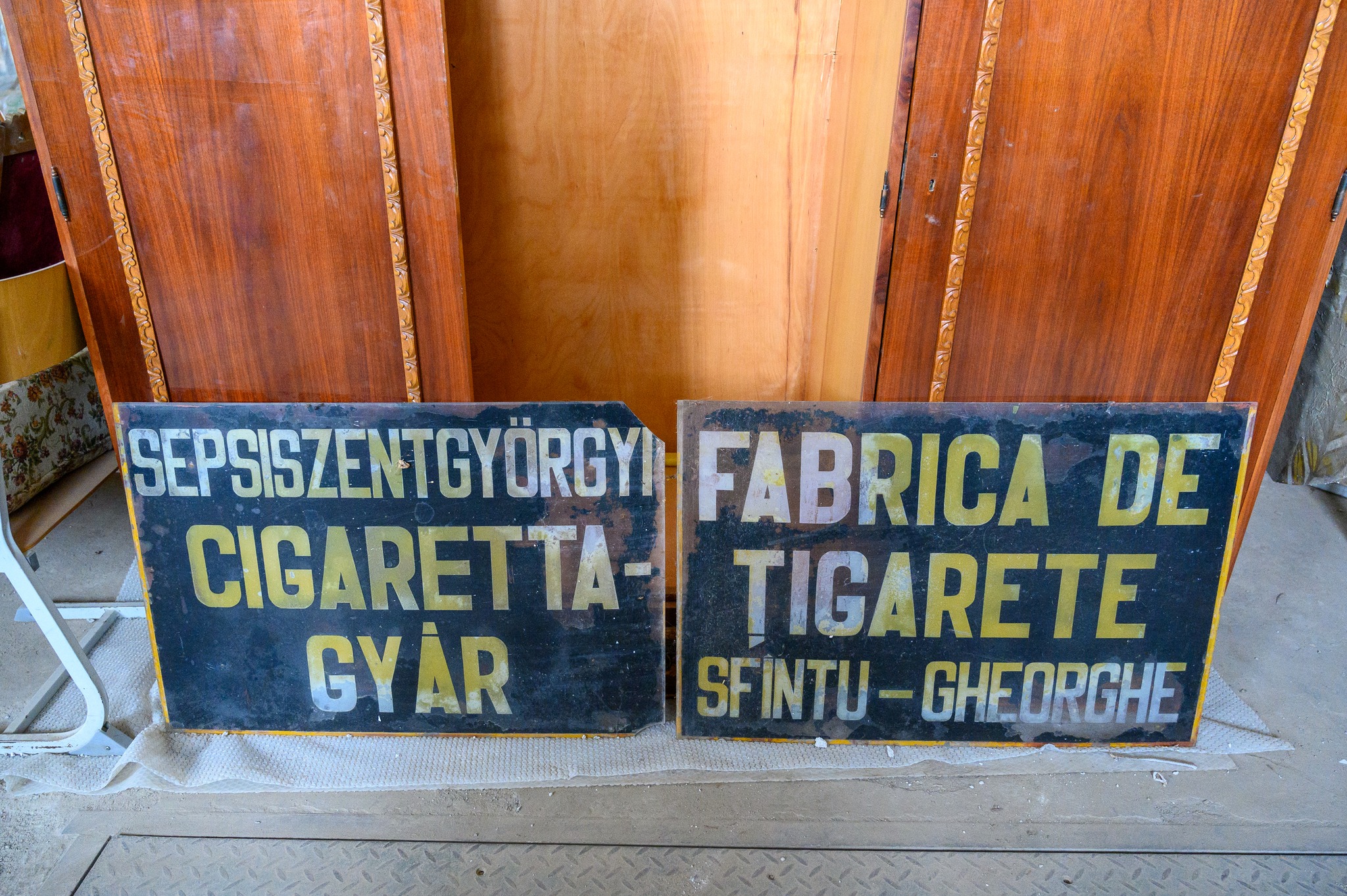 Obiecte inedite donate viitorului muzeu al comunismului din Sfântu Gheorghe: o ladă cu conserve fabricate în 1987 sau un aparat de supraveghere mascat într-un pachet de ţigări