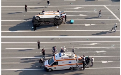 Martorii au repus pe roți o ambulanță răsturnată în Oradea, cu victimele înăuntru. Medic: asistenta medicală a suferit fractură de coloană. ISU: E interzis să schimbați poziţia vehiculului