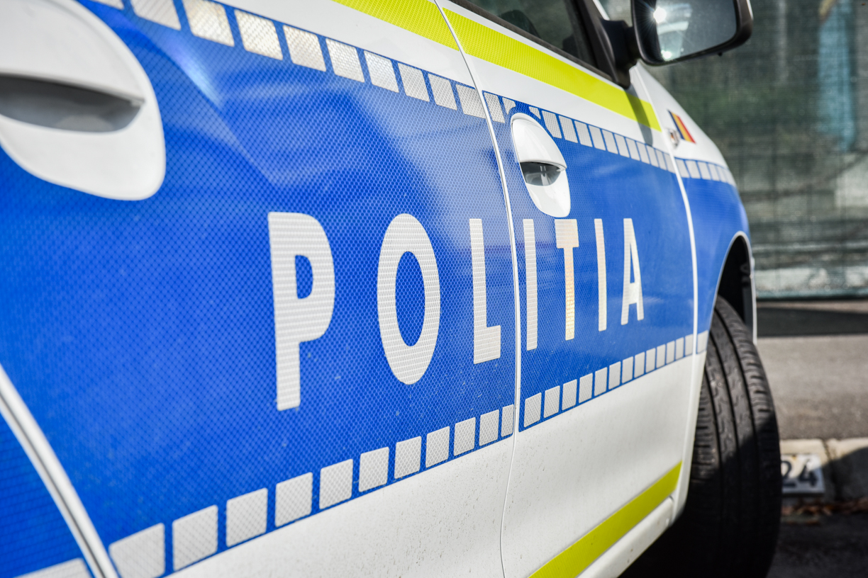 Accident în Mediaș: Din cauza unor probleme medicale, un șofer de 64 de ani a pierdut controlul direcției de mers și a lovit un copac și un gard