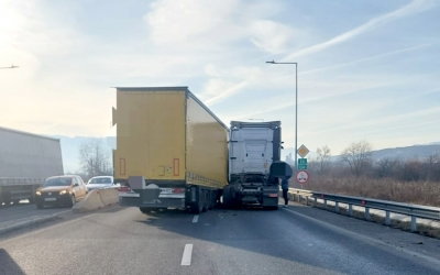 Actualizare. Trafic reluat pe DN 1, la Mohu. Semiremorca unui TIR s-a desprins de capul tractor