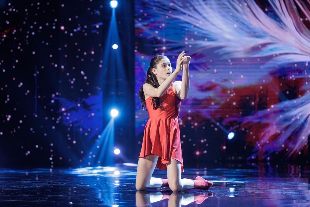 „Ne-ai lăsat fără cuvinte”. La 14 ani, balerina Ana Ștefănescu din Sibiu își creează singură coregrafiile de dans contemporan. A primit patru de „Da” la Românii au talent