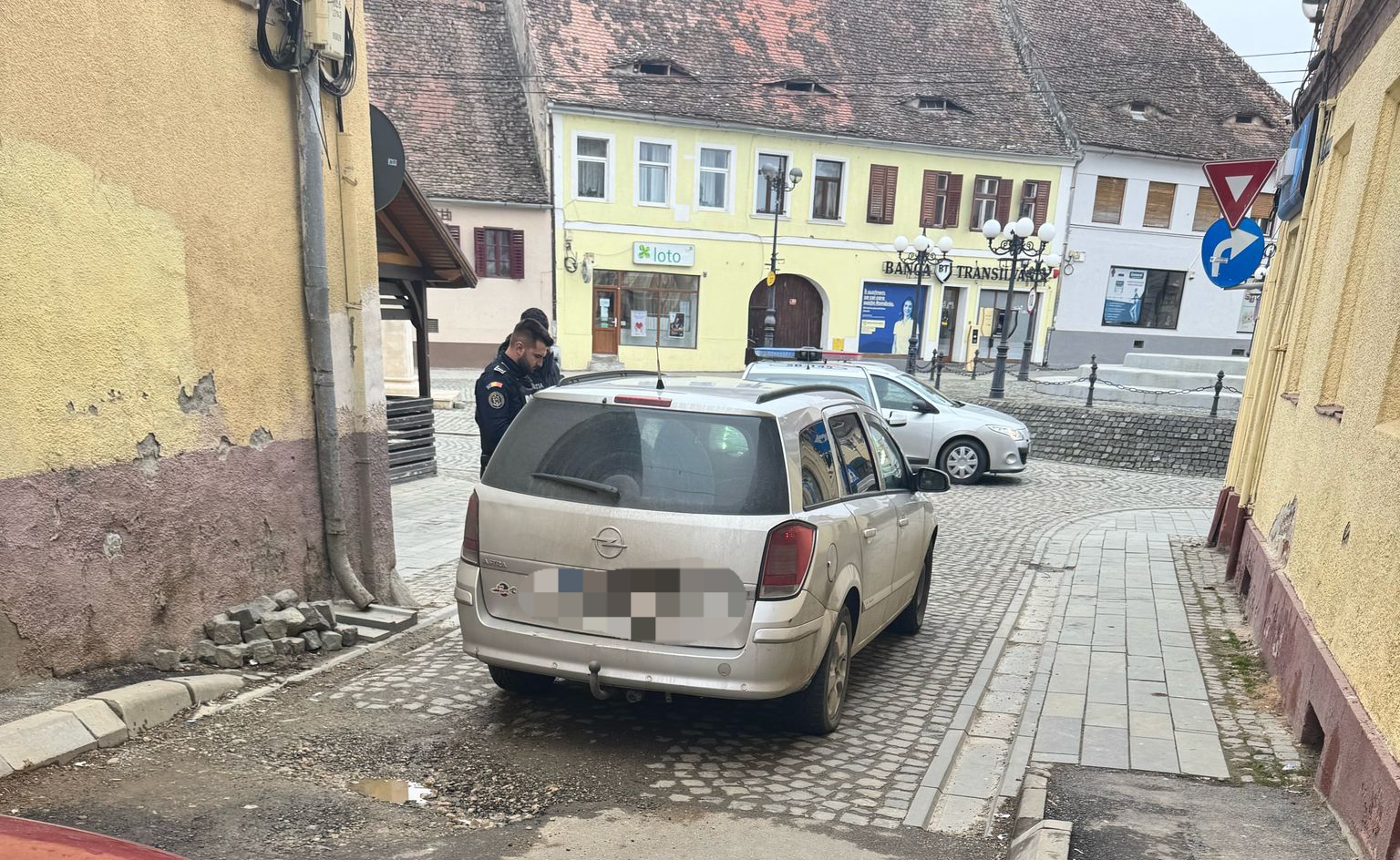 Tânăr de 23 de ani, reținut de polițiști după ce a fost prins de trei ori la volan deși avea permisul suspendat