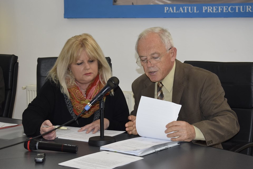 Pensionari în administrație: ANSVSA explică de ce Țichindelean a rămas director: „Este menținut de instanțele de judecată”. Prefectura Sibiu va renunța la doi de miercuri