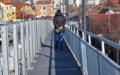 Fata care a căzut de pe Podul Gării a fost operată a doua oară. „Este trează și stabilă”
