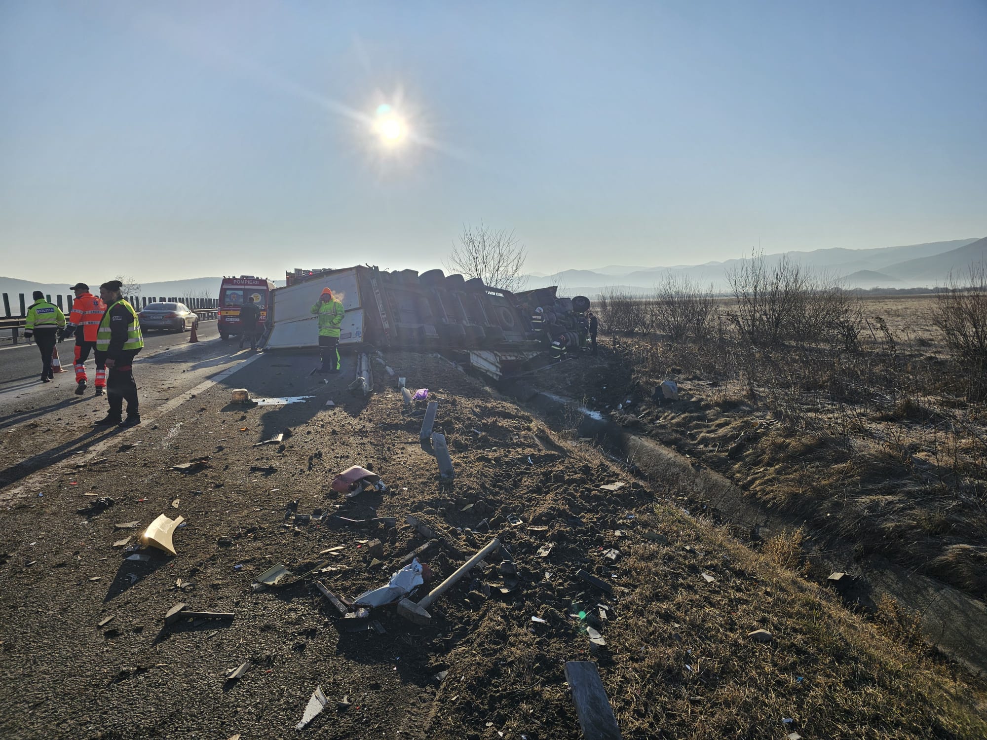 Amendă maximă aplicată de ITM Sibiu în urma unui accident pe autostradă: O firmă din Sibiu a dus 12 muncitori la negru să curețe drumul