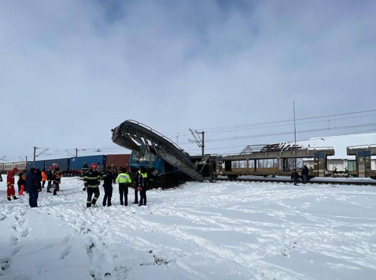 O persoană a murit un accident feroviar, în jud. Olt. Un tren de marfă a deraiat și a acroșat un alt marfar