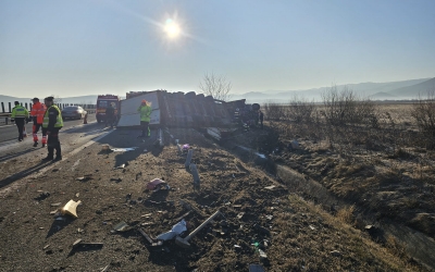 Amendă maximă aplicată de ITM Sibiu în urma unui accident pe autostradă: O firmă din Sibiu a dus 12 muncitori la negru să curețe drumul