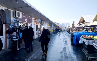 „Să scadă tarifele, să vină oamenii la piață - așa să scrii”. Reacția vânzătorilor când aud că vor crește tarifele în piețele din Sibiu. Taxele pentru vânzarea de animale și păsări, închirierea boxelor pentru ouă și parcarea în Obor, excluse