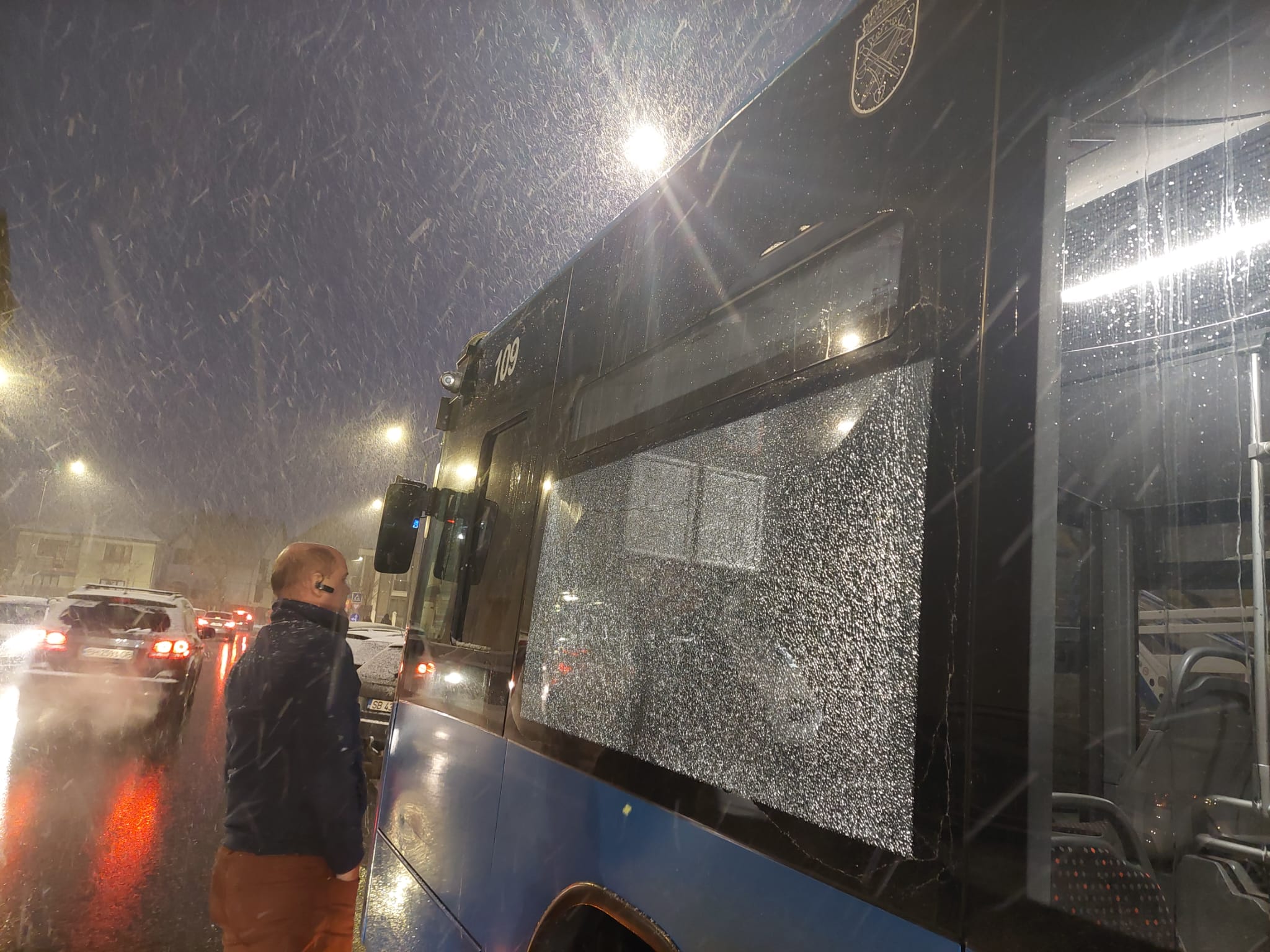 Poliția a deschis dosar penal în cazul autobuzului vandalizat. Tursib, apel către sibieni să fie civilizați și să nu distrugă bunurile publice