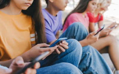 Psiholog: Utilizarea excesivă a „ecranelor” de către copii şi adolescenţi le afectează dezvoltarea mentală şi sănătatea