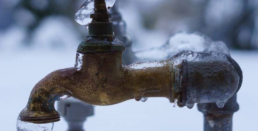 Vor fi controale! Autoritățile din Râu Sadului îi sfătuiesc locuitori să protejeze instalațiile de apă din cauza gerului