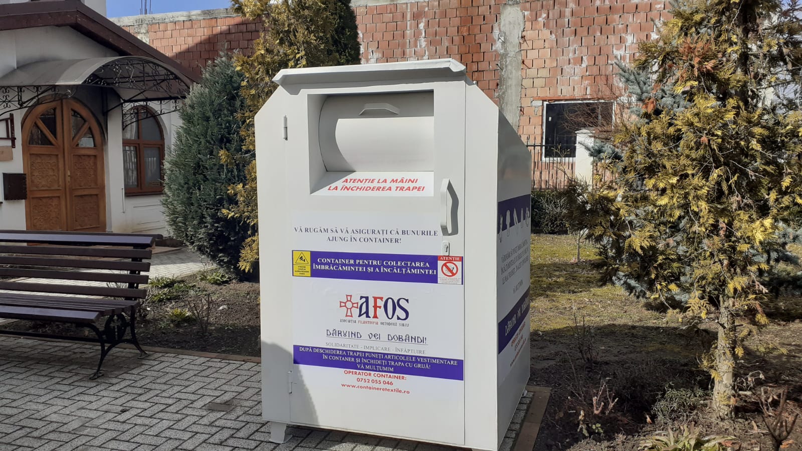 Containere pentru reciclarea hainelor uzate la Biserici din județ, prin Asociația Filantropia Ortodoxă Sibiu: Unele ajung la nevoiași, altele în nordul Africii