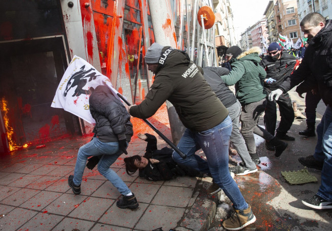 Protest violent împotriva euro în Bulgaria. Atac cu Molotov la reprezentanța UE